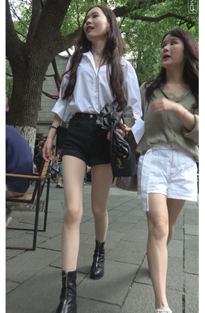 漂亮的长腿白嫩气质美女