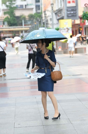 发小礼品的金店促销员小姐姐