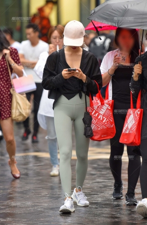 雨中紧身裤小妹