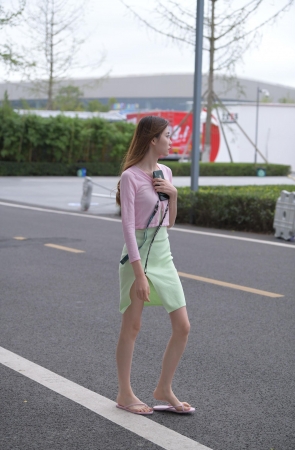 性感美腿小姐姐，很诱人啊这开叉短裙