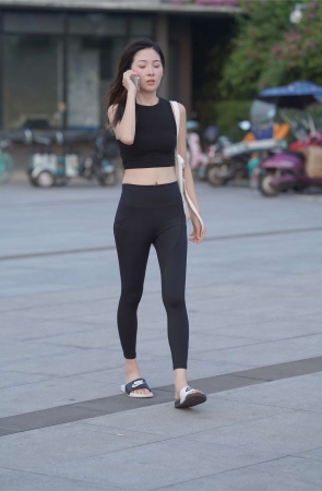 黑色运动装魅力显白