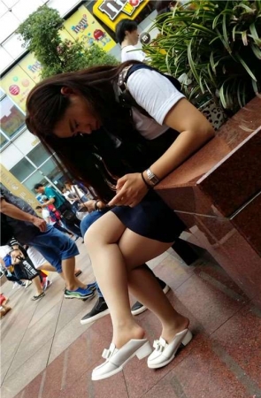 花圃边的街拍肉丝袜白鞋MM