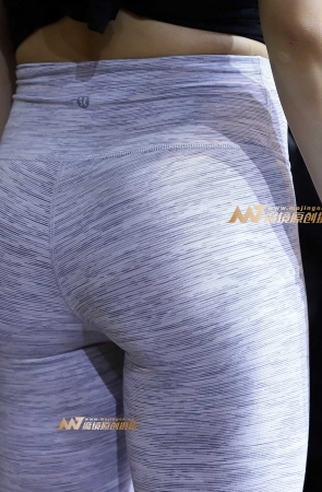 甜美的浅灰色紧身运动裤小背心