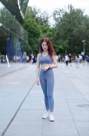 灰色瑜珈裤小姐姐