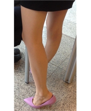 女神的粉色尖嘴高跟诱惑你美商量。