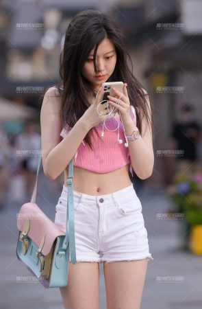 这种热裤女生，看见就令人疼惜