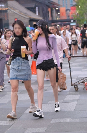 丰满的热裤长腿小姐姐