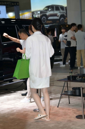 超薄R丝白裙美眉