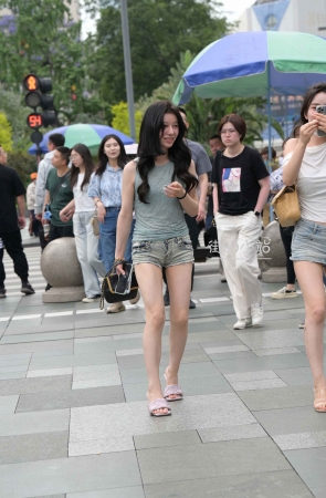 街拍极品美腿热裤姐妹