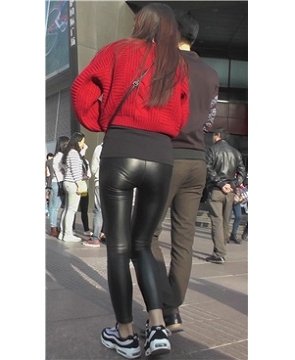 黑色皮裤红衣女孩真水灵 [1.46 GB]