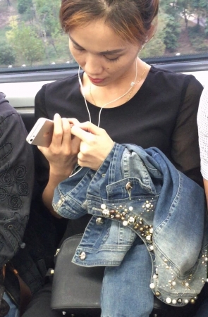 街拍黑丝黑高MM