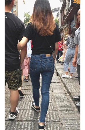 蓝色牛仔裤妹子