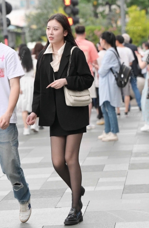 2357-20=50爱穿黑丝的女友 9P