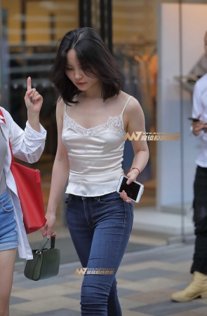 性感小背心，紧牛小姐姐