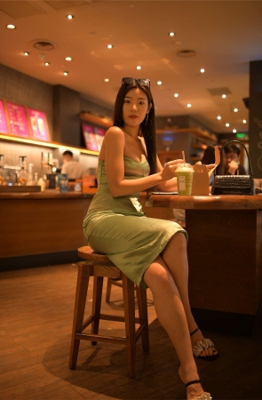 一始街拍作品 夜拍绿色长裙美女