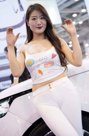 白色紧身裤模特