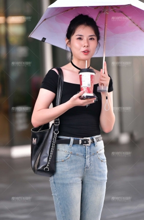 长腿牛仔裤美女