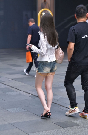 热裤凉拖美女 23-05-25