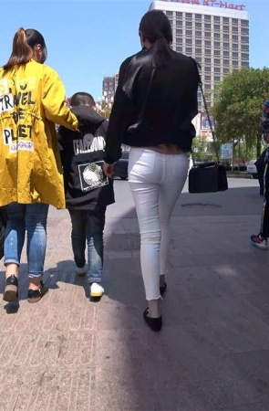 苗条身材紧身白裤美女