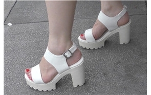 4k-甜美小清新美女在等男友，笑起来好漂亮。