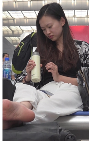 候车室戴眼罩睡觉的妹子