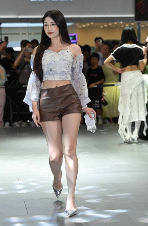 2561-36=75√热裤大白腿车模