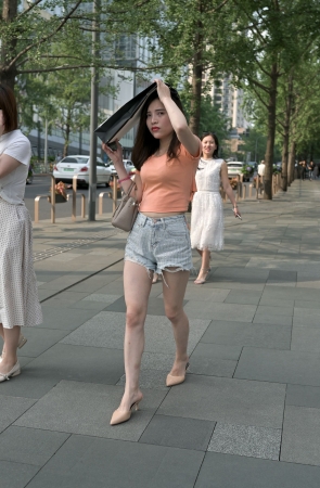 丰满热裤高跟鞋美女