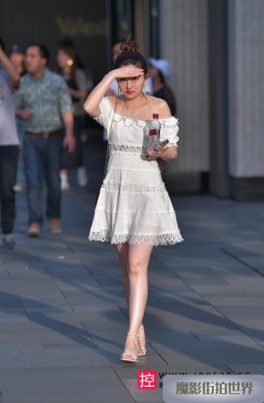 逆光下的白嫩美女3A3742[357M]