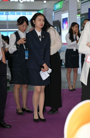 拿着麦克风的制服职员