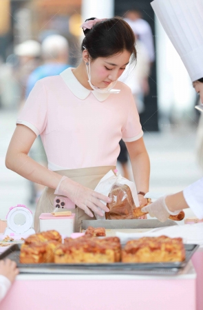 肉丝好利来小姐姐温婉动人【套图➕单反视频】 10P