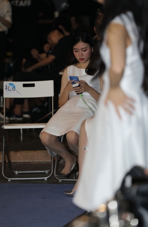 在后台休息的肉丝礼仪