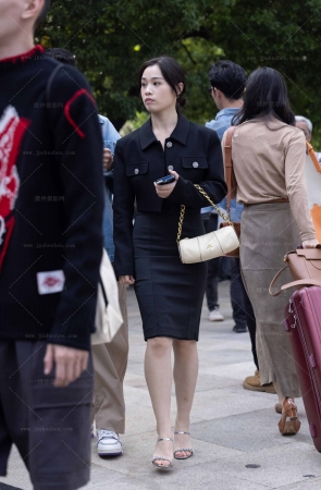 241010-8=27 时装周街拍韵味白皙美脚少妇 5P