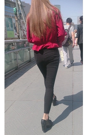 红衣黑裤黄发美女[76M/MP4]