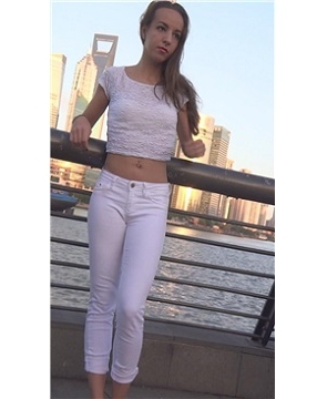 紧身白裤苗条洋妞陪母亲游外滩 [359 MB]