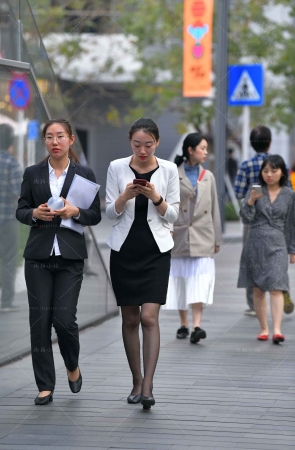 黑丝黑裙销售员下班了