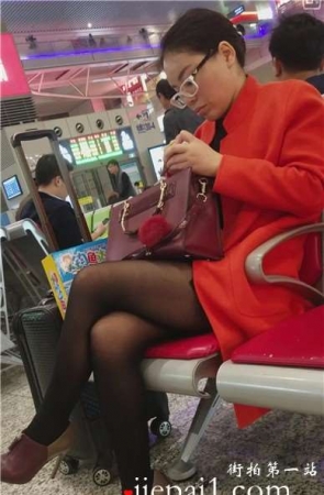 4k-车站候车室拍摄知性优雅名媛美女姐姐。