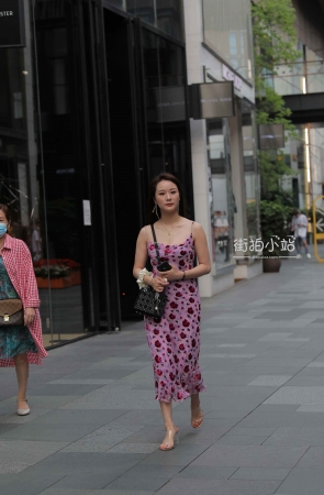 花花吊带裙美眉