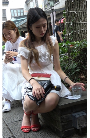 玩手机的小姐姐