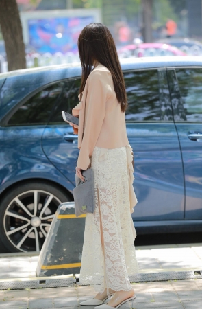 白色长裙美女