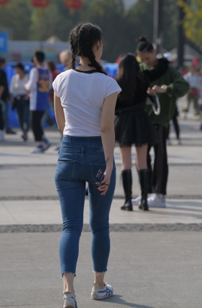 清秀脱俗紧牛女生