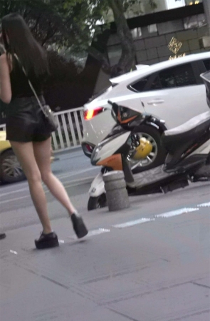 黑衣热裤美腿性感美女小姐姐