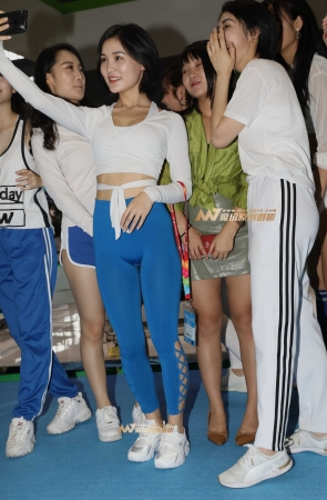 瑜伽裤美女忙着自拍