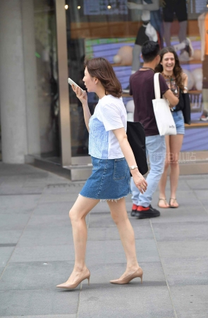 街拍牛仔裙高跟美眉