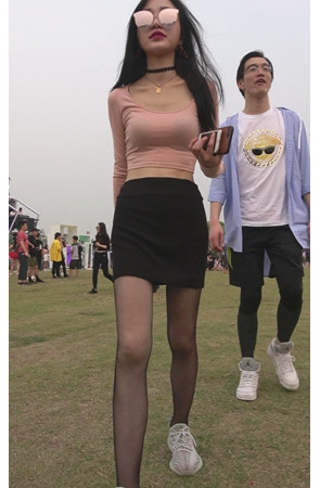 戴着墨镜的黑丝小姐姐