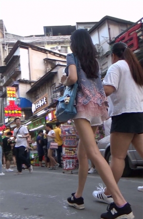 装扮很清新的美女