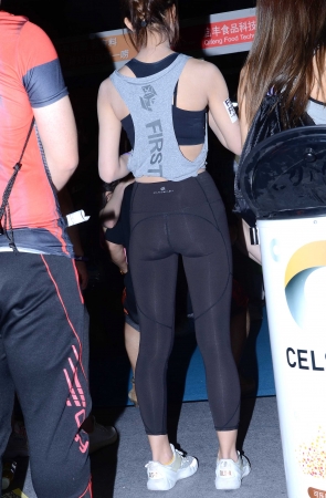 甜甜的导购美女