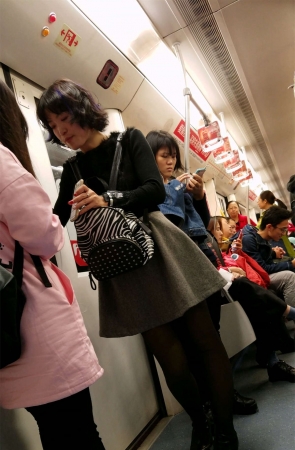 地铁灰色连衣裙黑丝黑高少妇