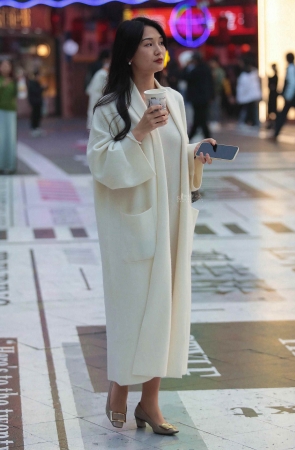 气质肉丝街拍少妇