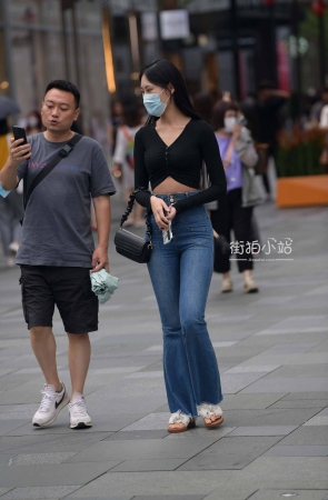 搭讪街拍喇叭牛仔裤小姐姐