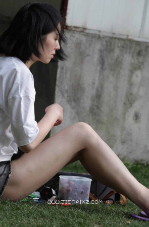 白皙美腿短发青春妹子